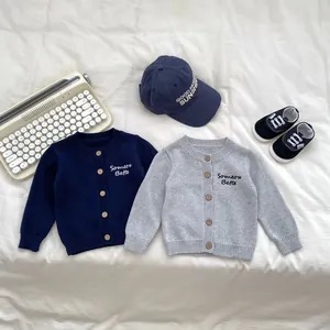 Cardigan in maglia per bambini blu e grigi con ricami e bottoni in legno vintage