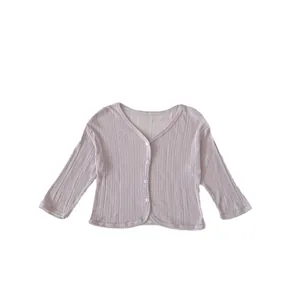 Cardigan in maglia lilla per neonata con scollo a V, trama a costine e bottoni bianchi