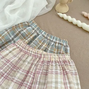 Flachbild von karierten Mädchen-Shorts mit elastischem Bund in Blau-, Braun- und Rosatönen