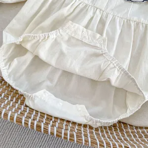 Detail van drukknoopjes en elastische beenopeningen op de babykatoenen romper