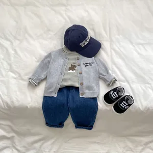 Completo neonato con cardigan in maglia ricamato, maglia a righe e jeans