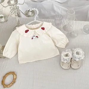 Camicia ricamata a maniche lunghe per bambine con colletto a bambola e scarpe morbide