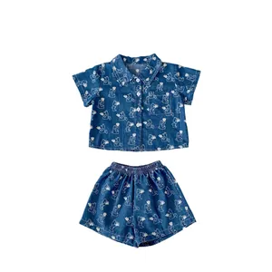 Completo estivo da bambino in denim con camicia stampa dinosauro e pantaloncini