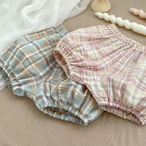Detailansicht der karierten Baumwoll-Babyshorts mit elastischem Bund in Blau und Rosa