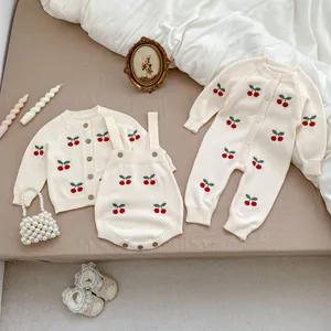 Completo neonato in cotone a maglia con ricamo a ciliegia e bottoni in legno