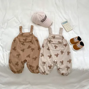 Detalle de peto de pana para bebé con estampados de osos y tirantes con botones