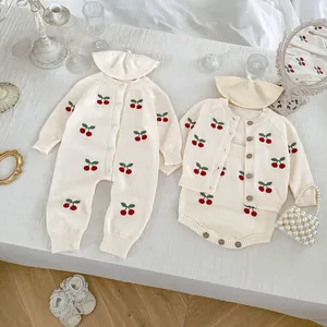 Completi in maglia per neonati con stampa a ciliegia, cappelli e cardigan coordinati su tessuto