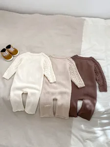 Pagliaccetti in maglia a trecce per neonati in crema, beige e caffè per l'autunno