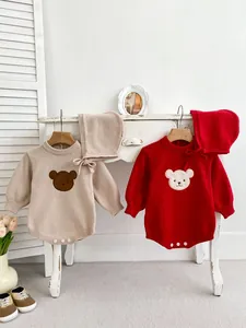 Détail de barboteuses en tricot pour bébé avec broderie ours et bérets assortis en beige et rouge