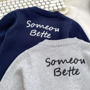 Completo maglione in maglia per bambini con ricamo sul retro in blu e grigio chiaro