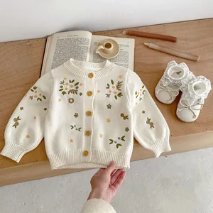 Gebreid babyvestje in crème met geborduurde bloemen en bijpassende kanten schoentjes