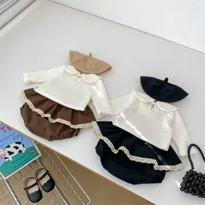 Detail eines süßen Kleinkind-Mädchen-Outfits mit Schleifenkragen-Hemd und Spitzenhose