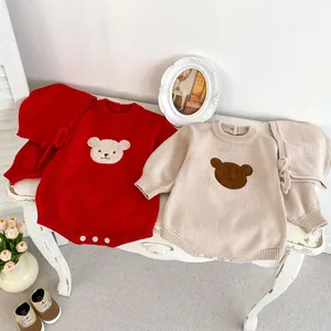 Barboteuses en tricot avec ours et bonnets assortis en rouge et beige pour bébés mixtes