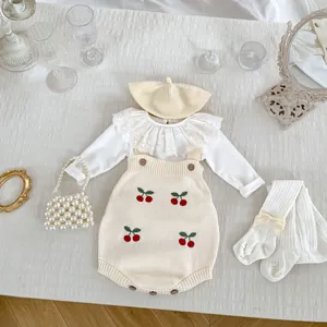 Set tutina per neonati in maglia a ciliegia con top in pizzo, berretto e calzini