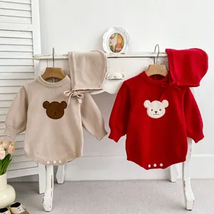 Combinaison en tricot à manches longues pour bébé avec motif ours et bonnet assorti