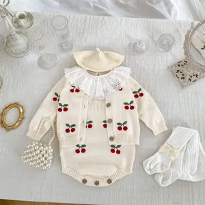 Completo neonato 3 pezzi in maglia con ricamo ciliegia, cardigan, body e berretto