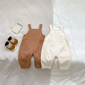 Salopette per neonati in cotone marrone e beige con scarpine primi passi abbinate