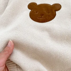Barboteuse tricotée avec ours en beige avec bonnet assorti et manches longues pour automne