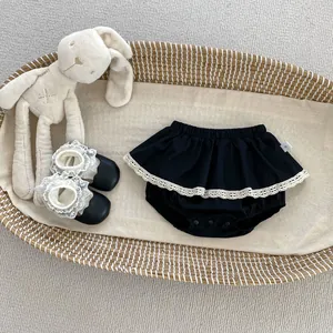 Detailansicht der Baby-Bloomer mit Spitzenbesatz und Druckknöpfen im gewebten Korb