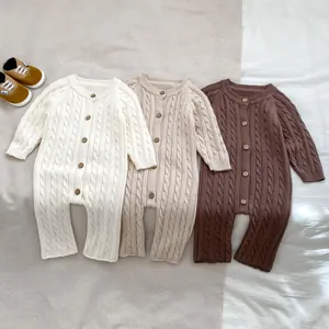 Tutine neonato in maglia a trecce color crema, beige e marrone scuro con bottoni