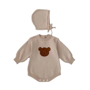Ensemble barboteuse en tricot pour bébé avec motif ours et bonnet assorti beige