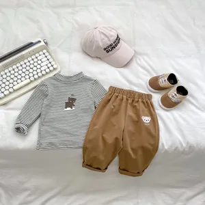 Completo bimbo con maglia a righe a maniche lunghe e pantaloni kaki ricamati con orsetto