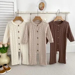 Tutine neonato in maglia beige e marrone con trecce e bottoni in legno naturale