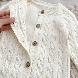 Pagliaccetto neonato in maglia bianca con trecce e bottoni in vero legno