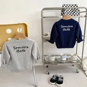 Dettaglio maglione bimbo in maglia grigia con ricamo Someou Bette sulla parte posteriore