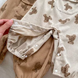 Detalle de pelele de pana para bebé con botones a presión y estampado de ositos