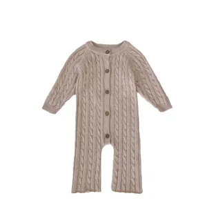Pagliaccetto neonato minimalista in maglia a trecce color avena con bottoni in legno