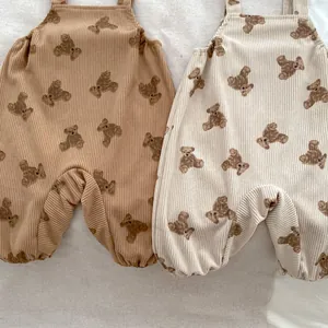 Detalle del peto de pana para bebé con estampado de osos en colores camello y beige claro