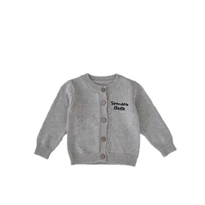 Cardigan in maglia grigia per bambini con bottoni in legno e ricamo, stile casual