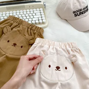 Pantaloni in cotone per neonati con ricamo orso 3D in marrone e beige chiaro