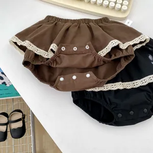Detailansicht von Baby-Rockhosen mit feiner Spitze und praktischen Druckknöpfen