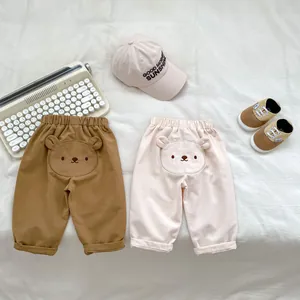 Dettaglio dei pantaloni per neonati con orsetto 3D sul retro e vita elastica
