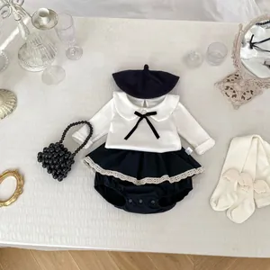Detailansicht Babymädchen-Set mit Schleifenkragen-Oberteil und Spitzen-Pumphose