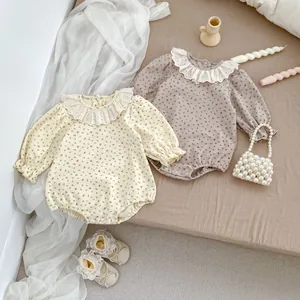 Barboteuses fleuries pour bébés filles avec cols à volants en beige et rose