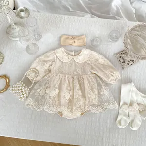 Abito in pizzo per neonata con fascia, borsa e calzini con ali coordinati