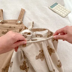 Peto de pana para bebé con estampado de osos y detalle de cintura elástica suave