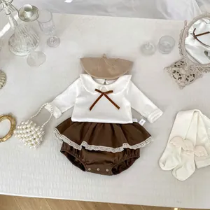Flachbild von Baby-Mädchen-Vintage-Outfit mit Spitzenshorts und Flügelstrumpfhose
