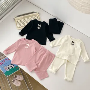 Detail von Baby-Loungewear-Set mit süßer Schleife am Ausschnitt und weichem Strickgewebe