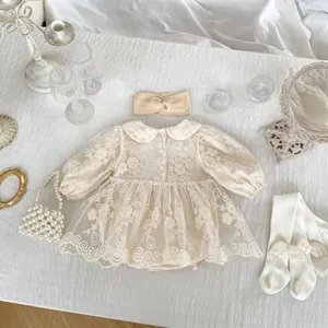 Pagliaccetto neonata in pizzo ricamato con fascia coordinata e calzini con ali