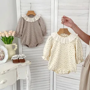 Détail d'un barboteuse pour bébé à fleurs avec col en dentelle et coton doux