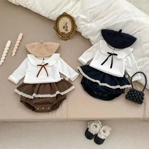 Flachbild von Baby-Mädchen Vintage Baumwoll-Outfit mit Bubikragen und Spitzenbesatz