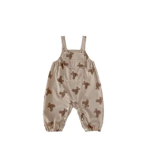 Peto de pana beige para bebé con estampados de ositos y tirantes ajustables cómodos