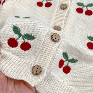 Cardigan neonato in maglia color crema con ricamo ciliegia e bottoni in legno di qualità