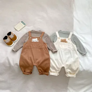 Completo salopette neonato con orsetto e maglia a righe nei colori marrone e panna