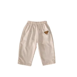 Simpatici pantaloni casual beige per neonati in morbido cotone con ricamo a orsetto
