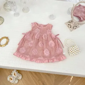 Détail de la robe body rose pour bébé avec appliques florales 3D et dentelle